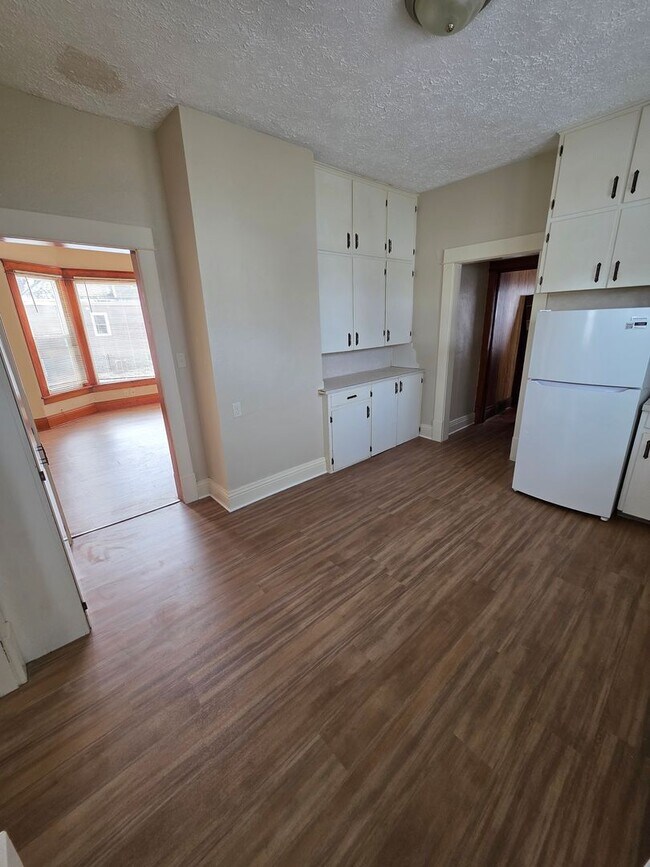 Building Photo - AEC-209