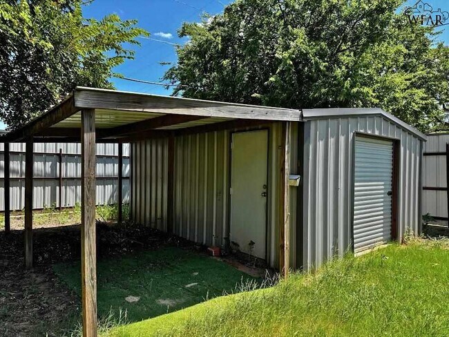 Building Photo - 100 Lilac Ln