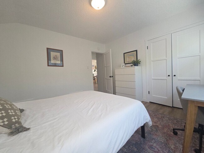 Building Photo - Mid-town Ventura 3 Bedroom 2 bath single level home