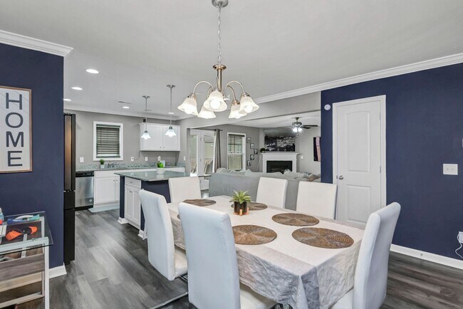 Building Photo - Spacious 5-Bedroom, 3-Bath Home with Modern Features in Elgin!