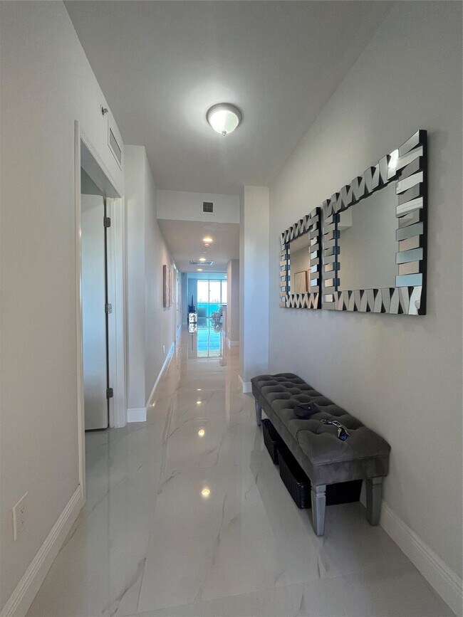 Building Photo - 2650 Lake Shore Dr