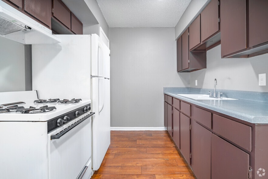 Primary Photo - Lawnwood Apartments