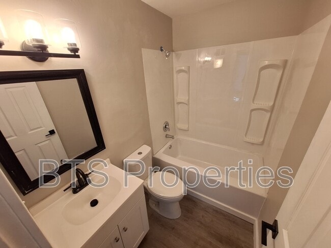 Building Photo - 1627 N Valley Ave