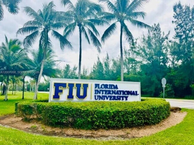 Building Photo - 2425 NE 135th St