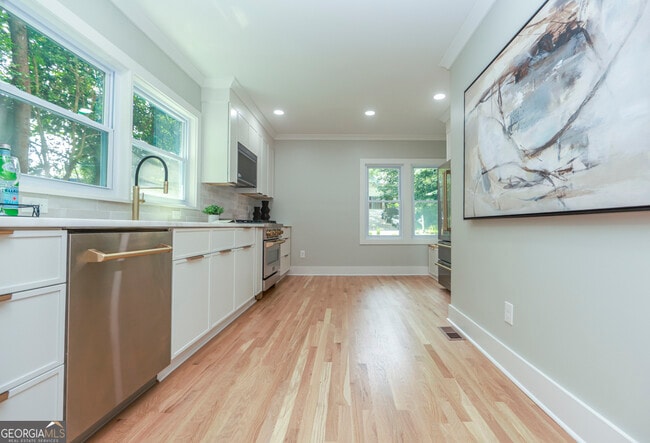 Building Photo - 2908 N Hills Dr NE