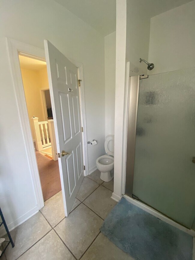 Building Photo - 5 Bedroom House in the Southside Flats!  Central Air. Washer and Dryer on Main Floor. Private Patio.