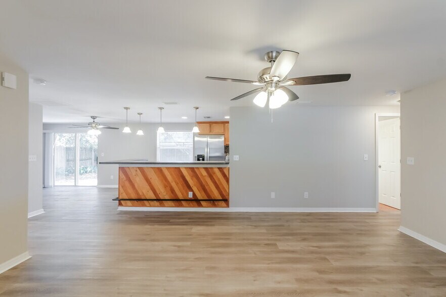 Building Photo - 4107 Canoga Park Dr