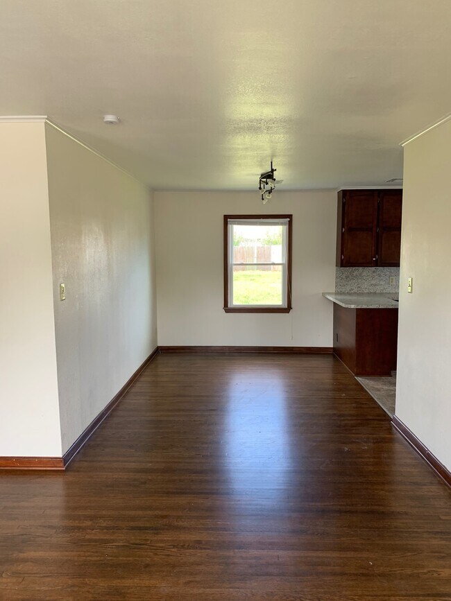 Building Photo - Adorable 3 Bd 1 ba w/ garage