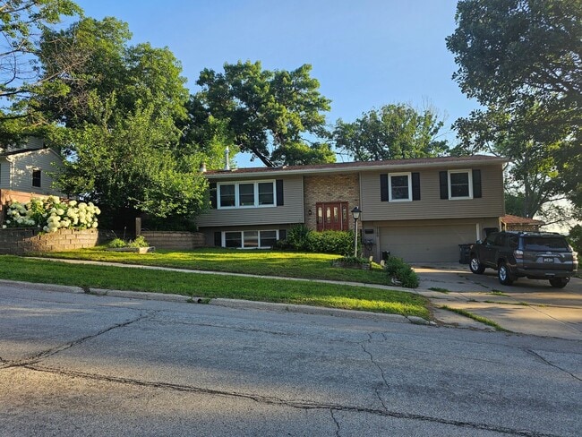 Building Photo - 3 bedroom 2 bath with additional lower lev...