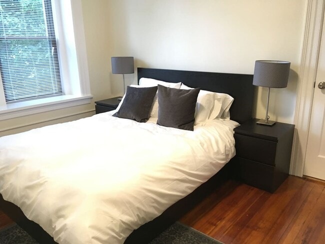 Building Photo - Nicely renovated 2 bed in Brookline