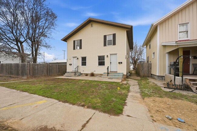 Building Photo - Three bedroom available for an immediate move in!