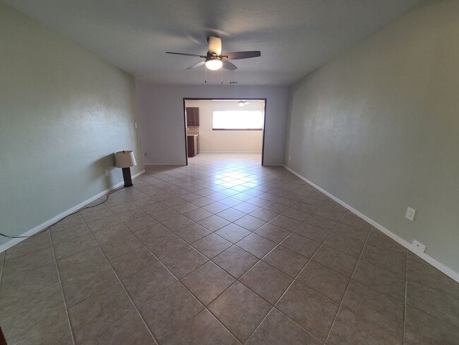 Building Photo - Spacious 4 bed 2 bath + 2 car garage & lar...