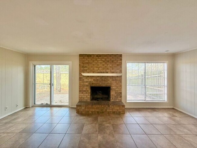 Building Photo - Tour Today! Spacious 3 Bed, 2.5 Bath Duplex