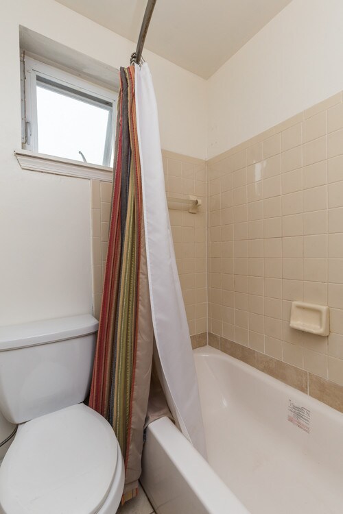 Building Photo - 2582 Collins St