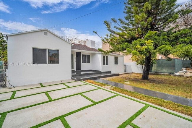 Building Photo - 4112 SW 9th Terrace