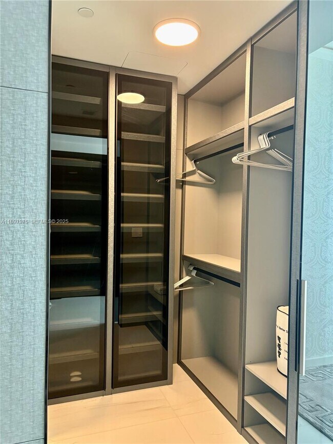 Building Photo - 300 Biscayne Blvd Way