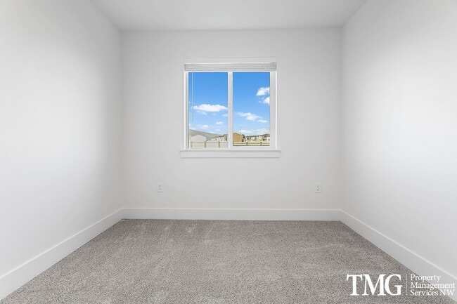 Building Photo - Modern townhome available May 1st!