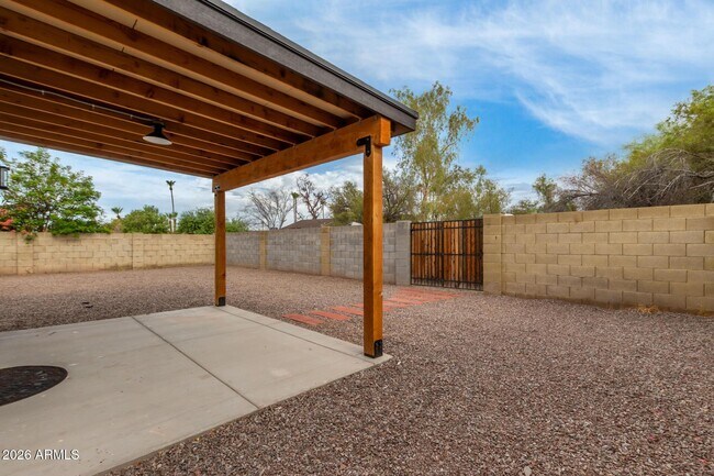 Building Photo - 1628 E Del Rio Dr