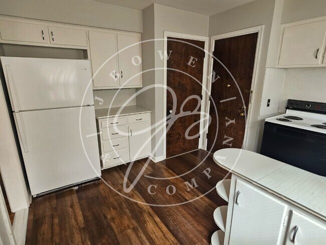 Building Photo - "Charming 2 Bedroom Rental with Hardwood F...