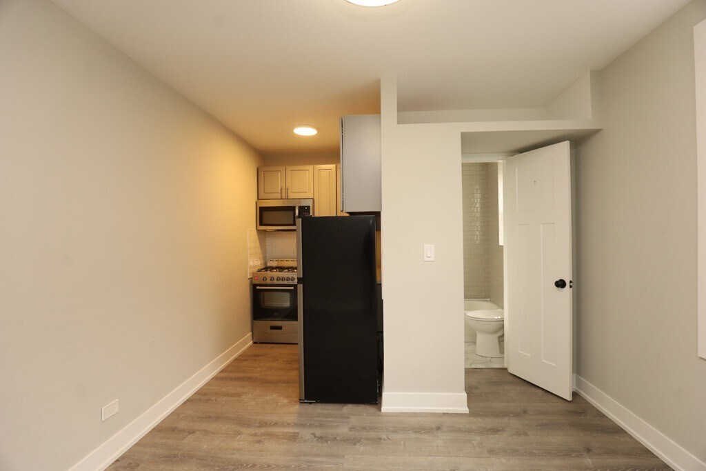 Building Photo - 521 W Belmont Ave