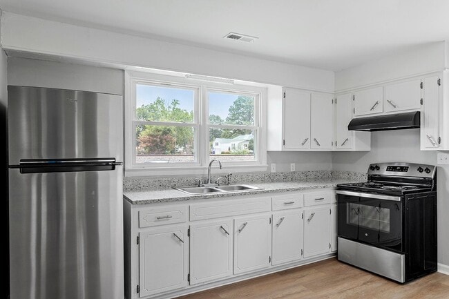 Building Photo - Move-In Ready Ranch Home in Prime Princeto...