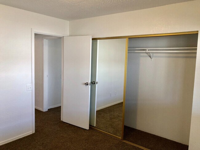Building Photo - Spacious 2 Bedroom 2 Bath Home near River!