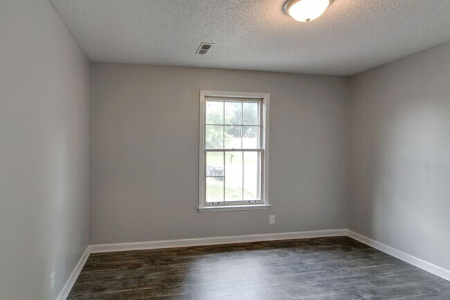 Building Photo - 103 Bennett Dr