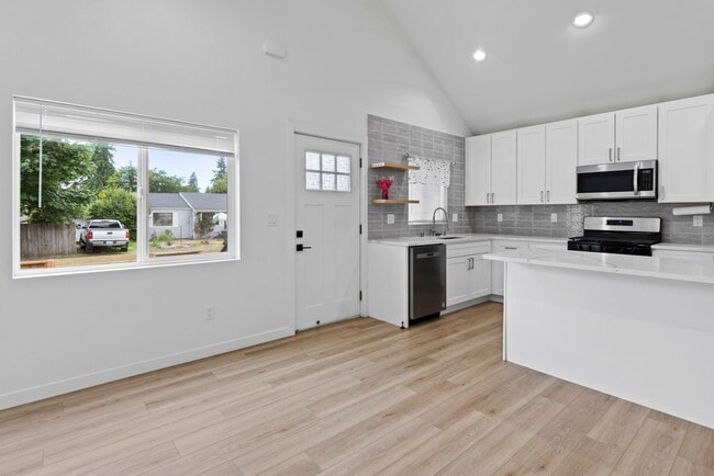 Building Photo - Modern 3-Bed Home Near JBLM with Vaulted C...