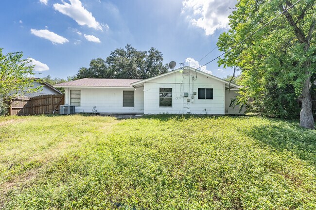 Building Photo - 7722 Pinebrook Dr