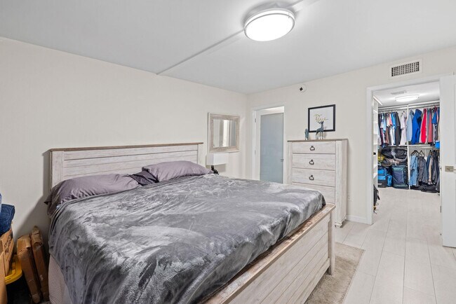 Building Photo - 3100 NE 49th St