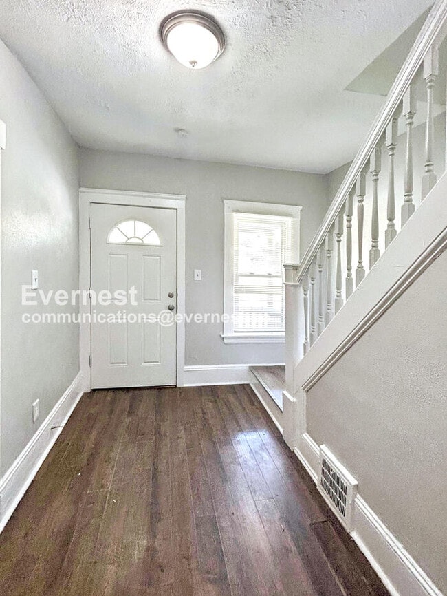 Building Photo - 8002 Bellevue Ave