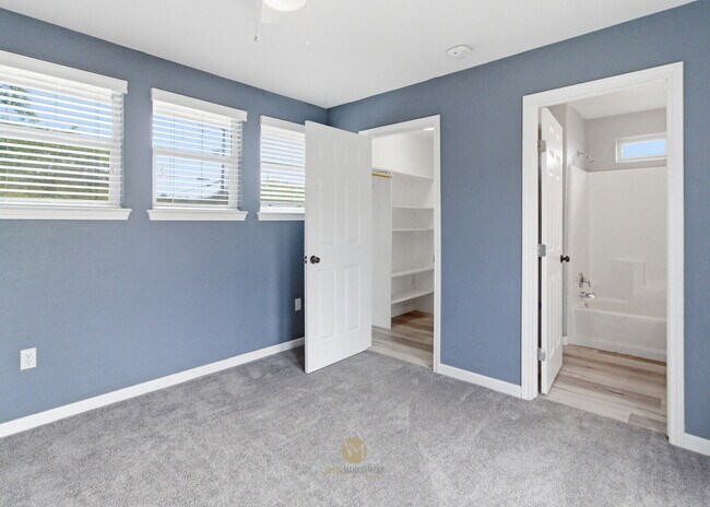 Building Photo - 3-bedroom, 2-bath home nestled in the Rolling Hills subdivision in Canyon Lake