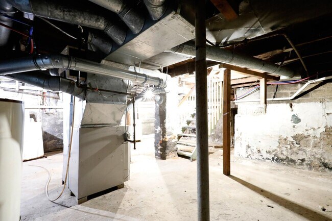 Building Photo - 405 E Hodge Ave