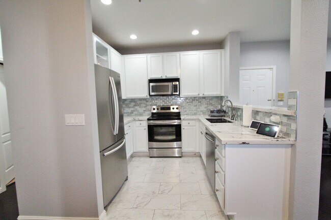Building Photo - $2,890- GORGEOUS TWO BEDROOM CONDO IN CENTRAL FREMONT BLOCKS FROM BART