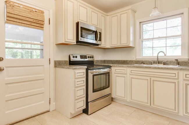 Building Photo - 827 Glendora Dr