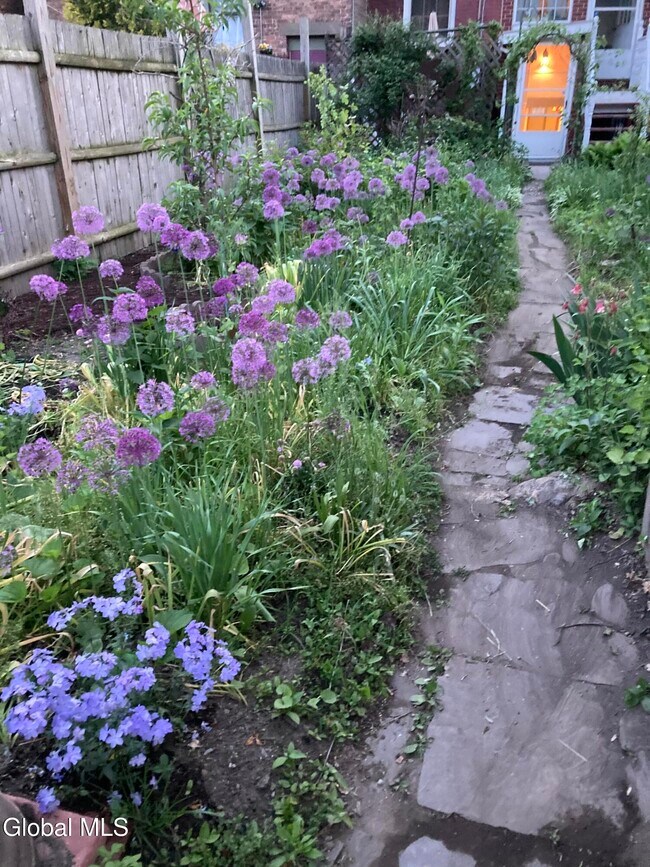 Building Photo - 162 4th St