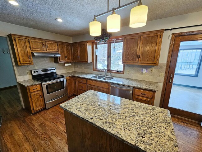 Building Photo - Beautiful 5 Bedroom 3 Bath Home for Rent in Lakeville!! Available NOW!