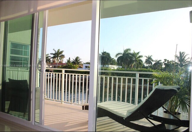 Building Photo - 9500 W Bay Harbor Dr