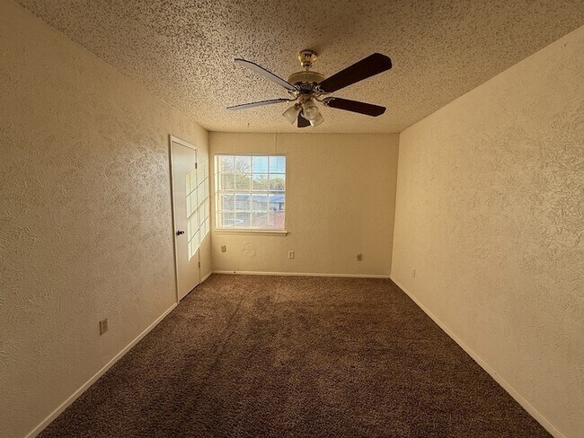 Building Photo - 1021 Pleasant Valley Ln