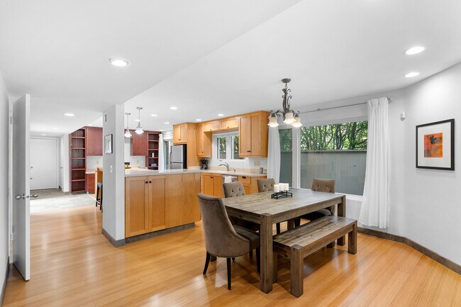 Building Photo - 549 N Tomahawk Island Dr