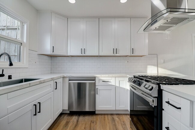 Building Photo - 902 9th St