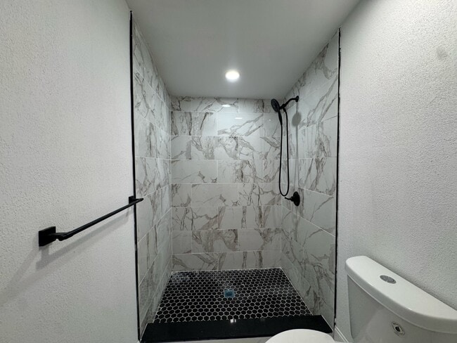 Building Photo - 585 Lindley Terrace