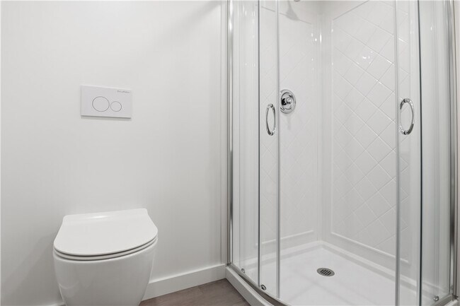 Building Photo - 456 Surrey Hill Way