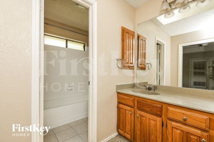 Building Photo - 826 Woodhaven Ln