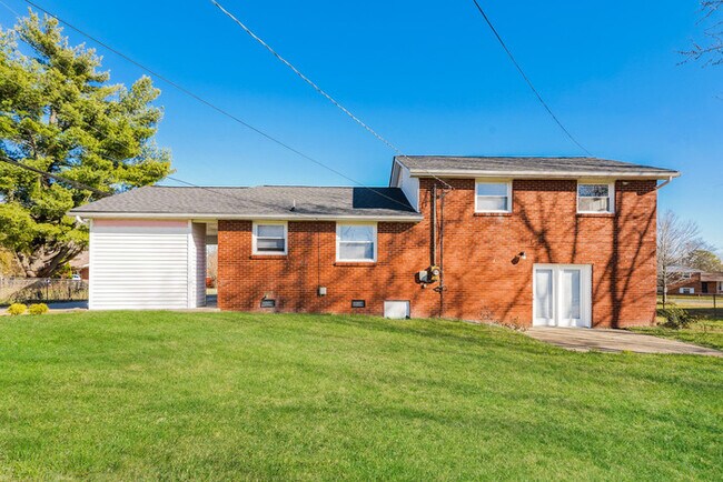 Building Photo - Charming 4-Bedroom Home with Spacious Lawn