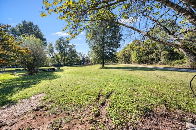 Building Photo - 2 Bedroom 1 Bath located on Veterans Parkw...