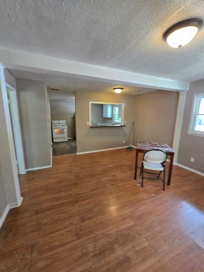 Building Photo - Spacious One Bedroom Located near 21st and...