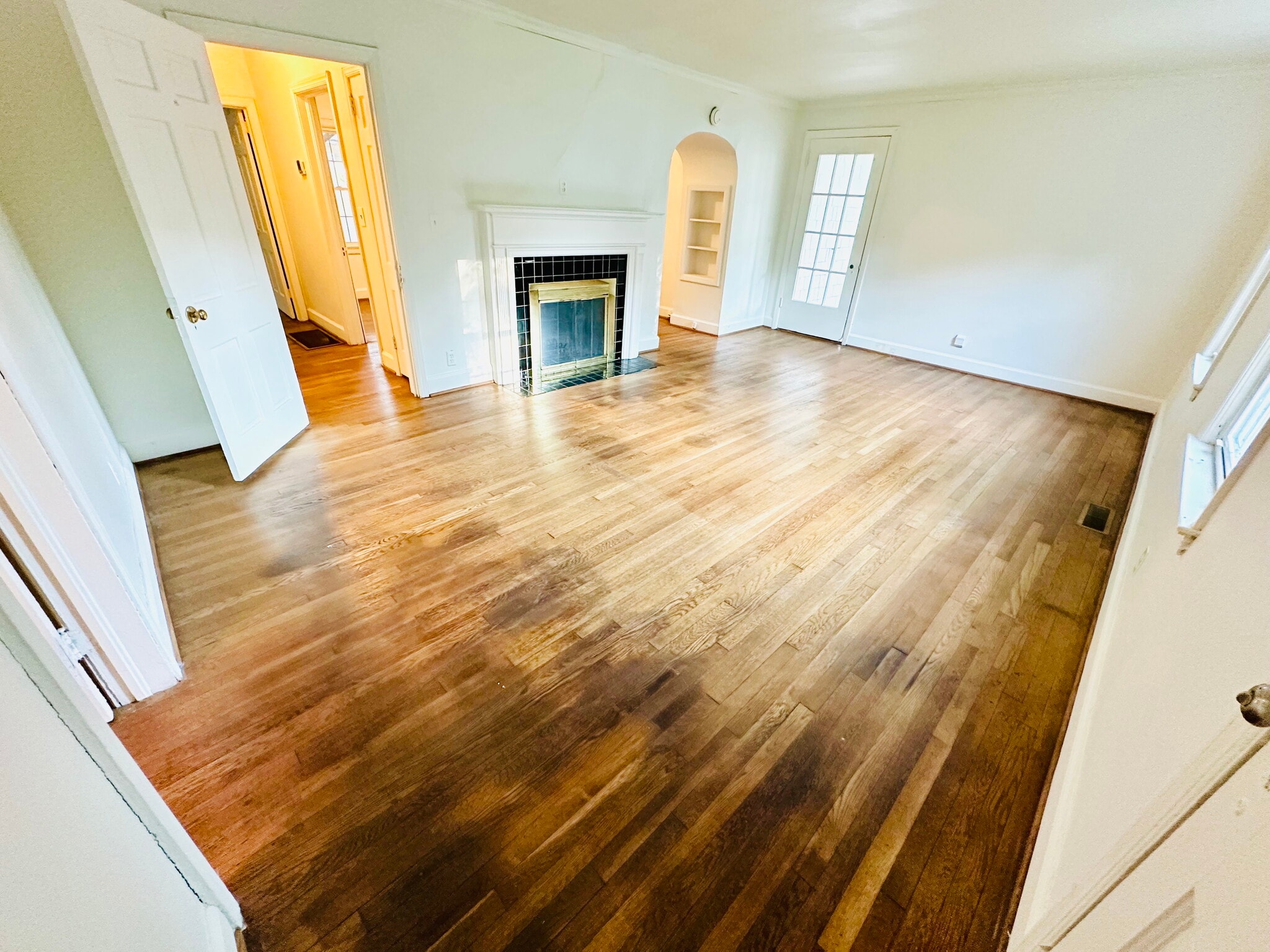 Living room - 318 W Glenwood Dr