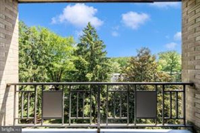 Building Photo - TOP FLOOR CONDO WITH QUIET VIEW