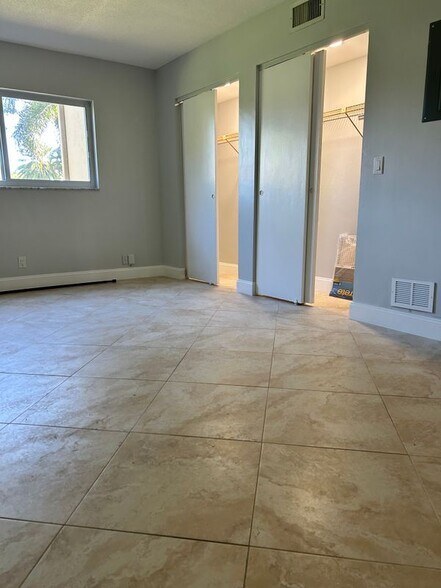 Building Photo - 2300 NE 1st Ln